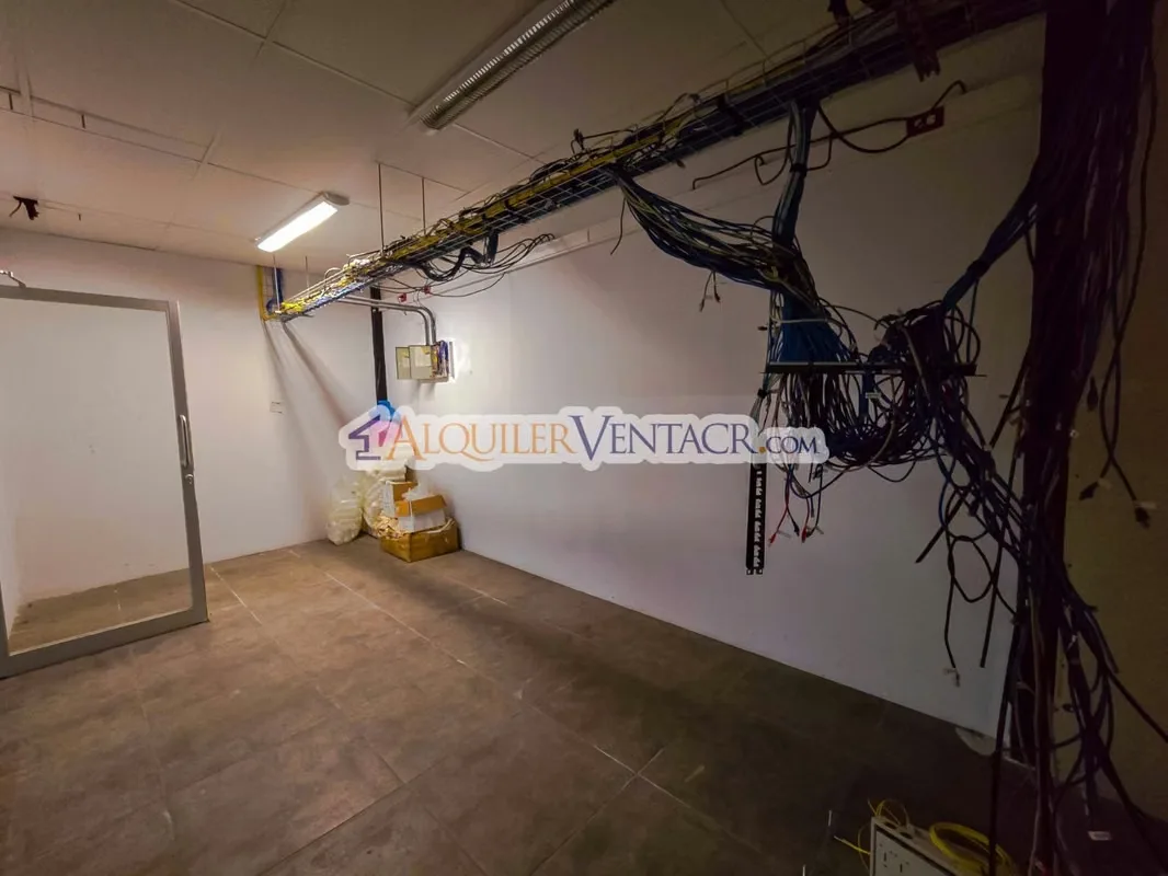 Alquilo o vendo Edificio para oficinas o comercio en Pozos de Santa Ana, es de 3 niveles, mide 951 m2 de construcción y 830 m2 de terreno, cuenta con 24 espacios de parqueos fijo, 8 ..., photo 11