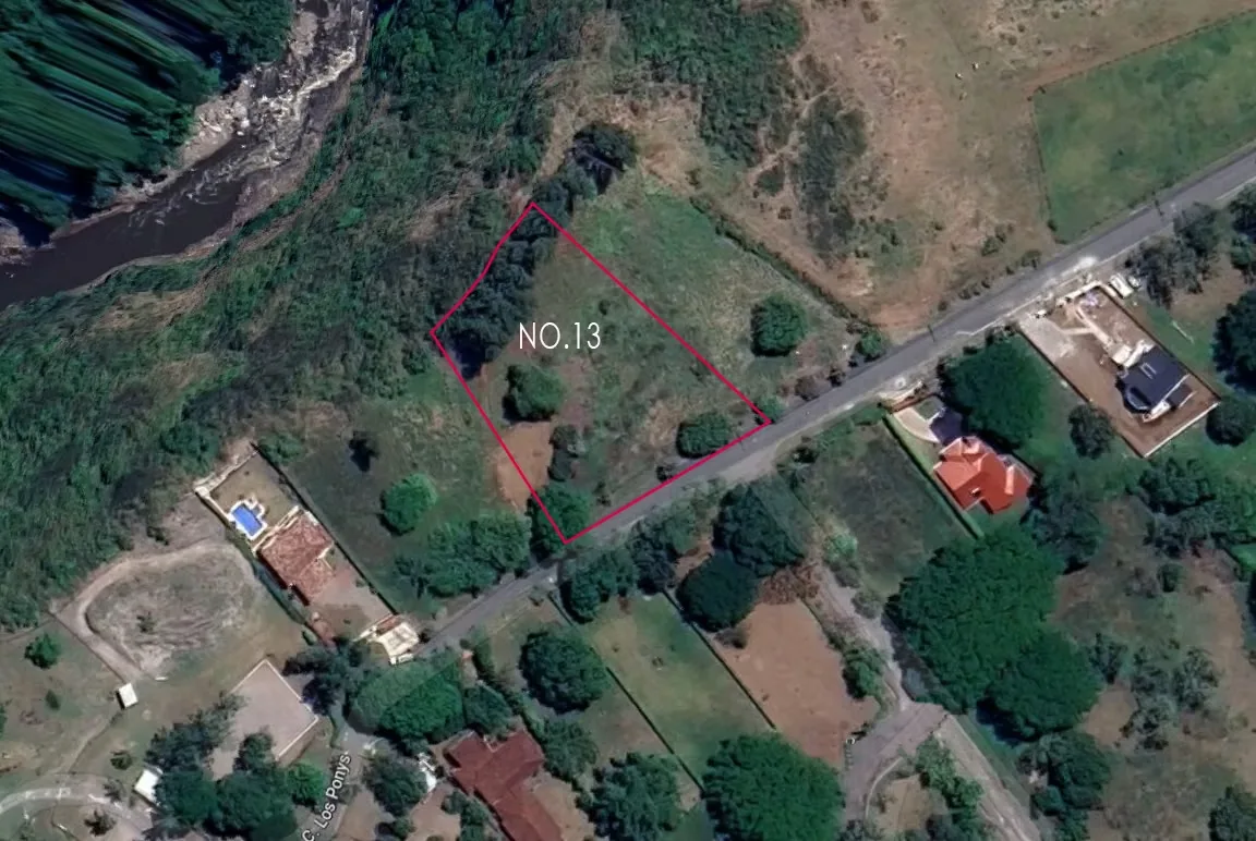 A solo 13 min y 6.3 Km del peaje hacia Ciudad Colón se encuentra este precioso lote, en un área campestre, plano y rectangular, ideal para construir la casa de sus sueños y disfrutar ...