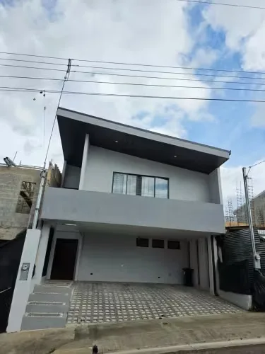 La casa cuenta con sala, comedor y cocina integrados. La cocina cuenta con microondas, horno, lavaplatos y plantilla de ...