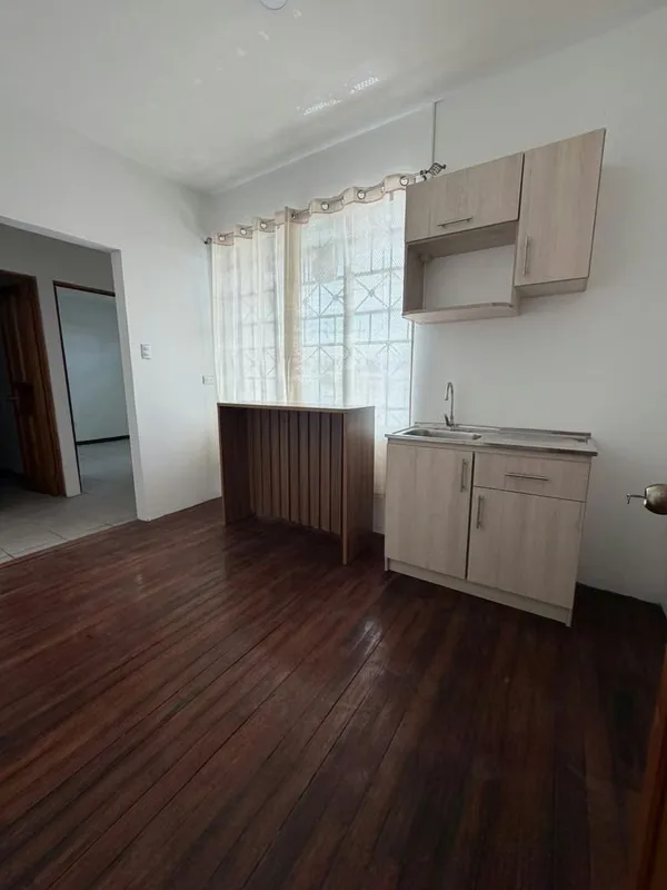Se alquila apartamento remodelado en Zapote, muy cerca de la Casa Presidencial, la Universidad Veritas y fácil acceso a la UCR. Ubicación céntrica con facilidad de transporte ...