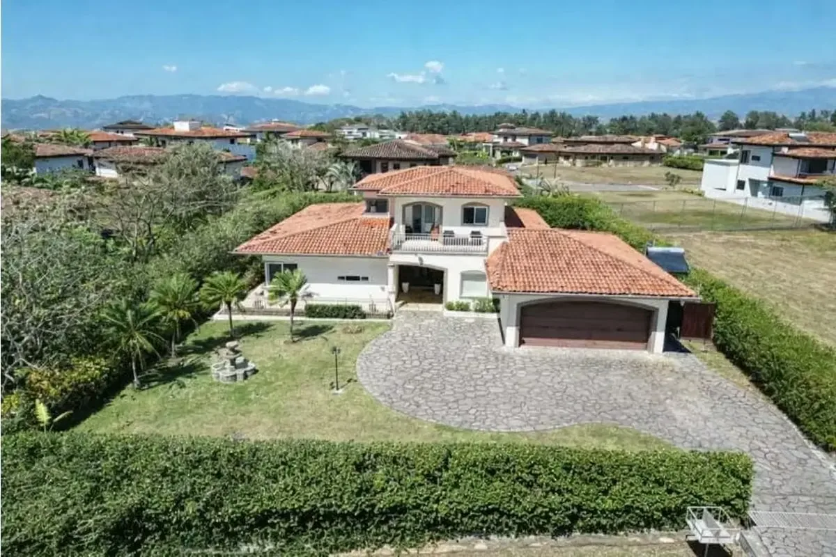 Luxurious 5-Bedroom, 6-Bathroom House for Rent in Exclusive Hacienda Los Reyes, Guácima | Pool and Modern Design
