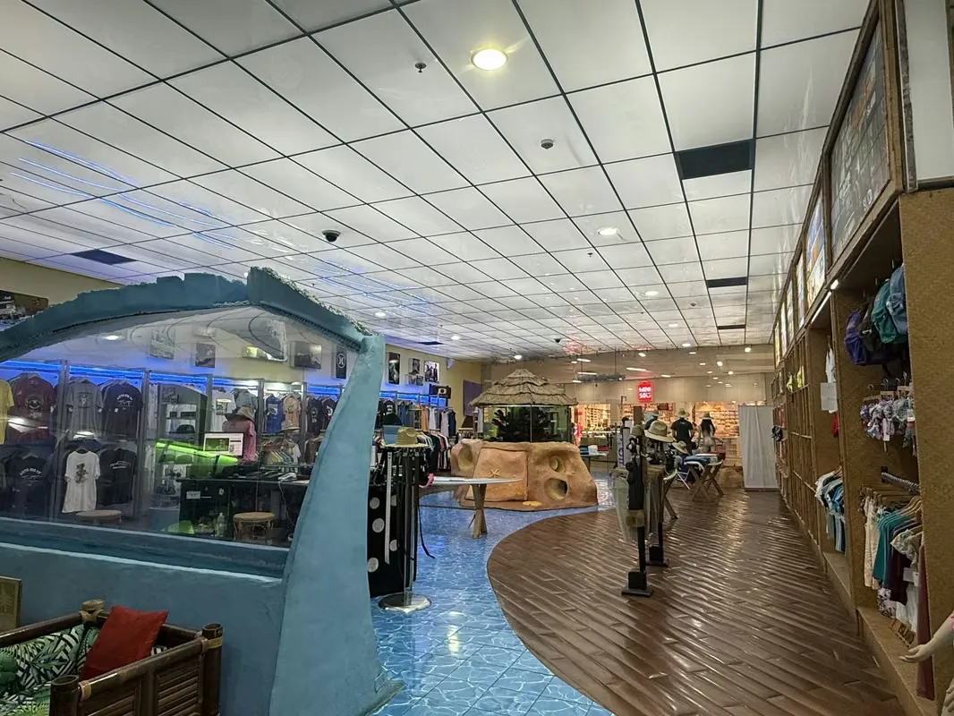 An Exceptional Opportunity to acquire a spacious commercial unit strategically located in the third phase of the renowned Paseo de las Flores Shopping Mall. This property offers 127.56 ..., photo 2
