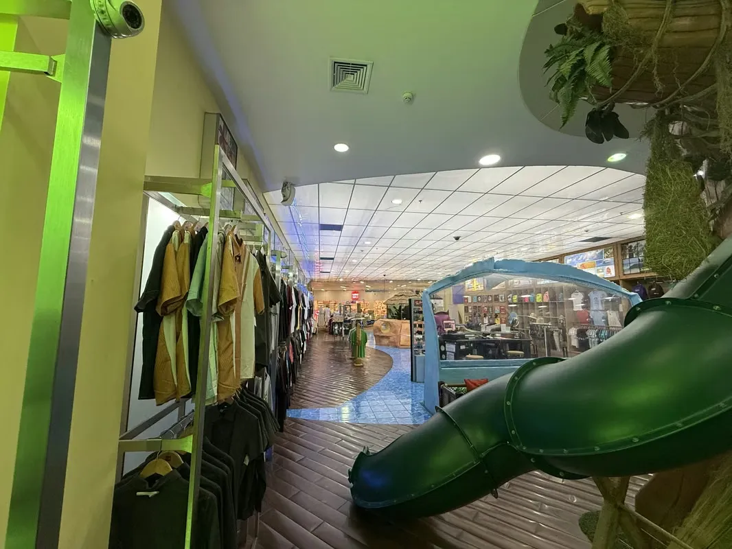 An Exceptional Opportunity to acquire a spacious commercial unit strategically located in the third phase of the renowned Paseo de las Flores Shopping Mall. This property offers 127.56 ..., photo 6