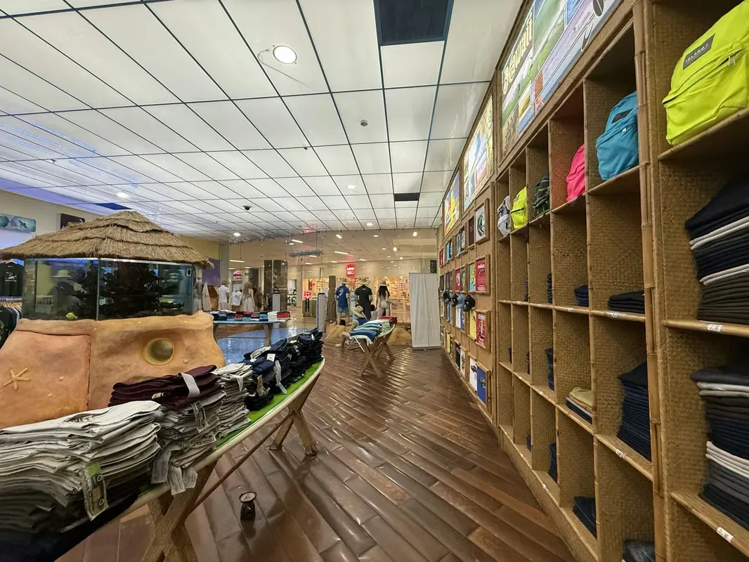 An Exceptional Opportunity to acquire a spacious commercial unit strategically located in the third phase of the renowned Paseo de las Flores Shopping Mall. This property offers 127.56 ..., photo 8