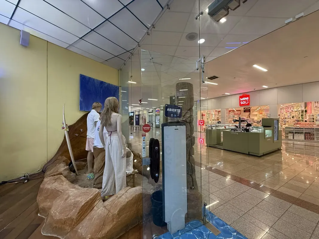 An Exceptional Opportunity to acquire a spacious commercial unit strategically located in the third phase of the renowned Paseo de las Flores Shopping Mall. This property offers 127.56 ..., photo 10