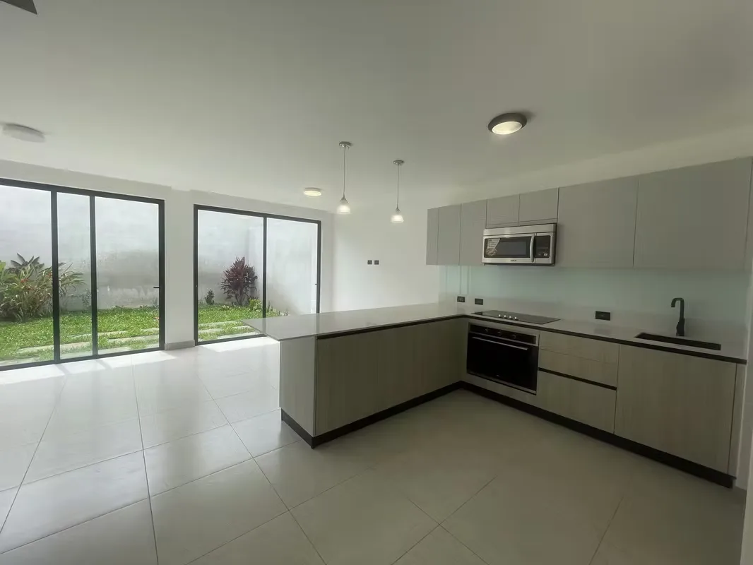 Elegante casa de dos pisos , dentro de uno de los condominios mas cotizado de Santa Ana por sus impresionantes amenidades , piscina recreativa , piscina deportiva , jacuzzi , sala de ...