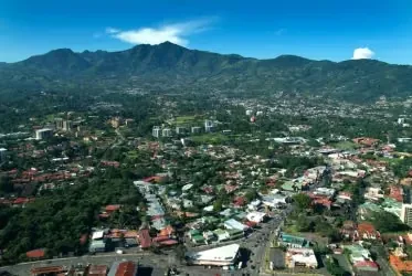 Consta de una Esquina con propiedades juntas que suman 1.898mts en total con uso para desarrollo mixto.