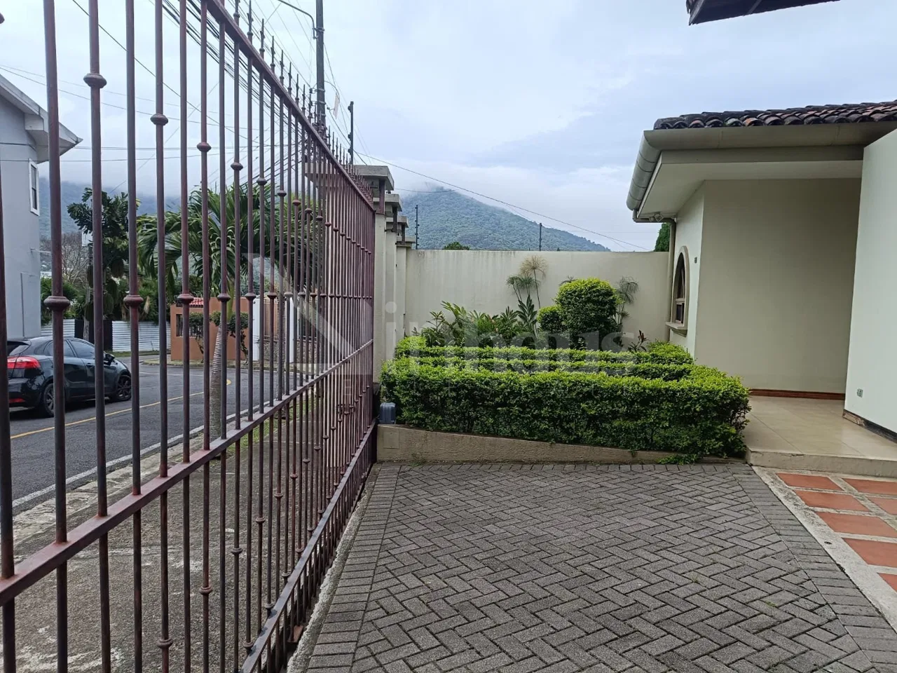 Alquiler de casa de una planta en residencial en Tres Rios