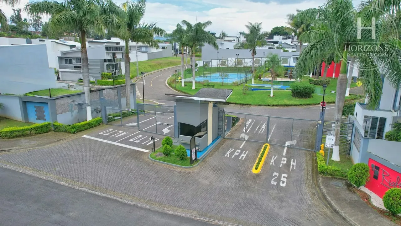 Área del terreno: 252 m² – Lote plano – Construcción libre hasta 4 niveles – Sin vecinos al frente – Servicios disponibles, photo 3