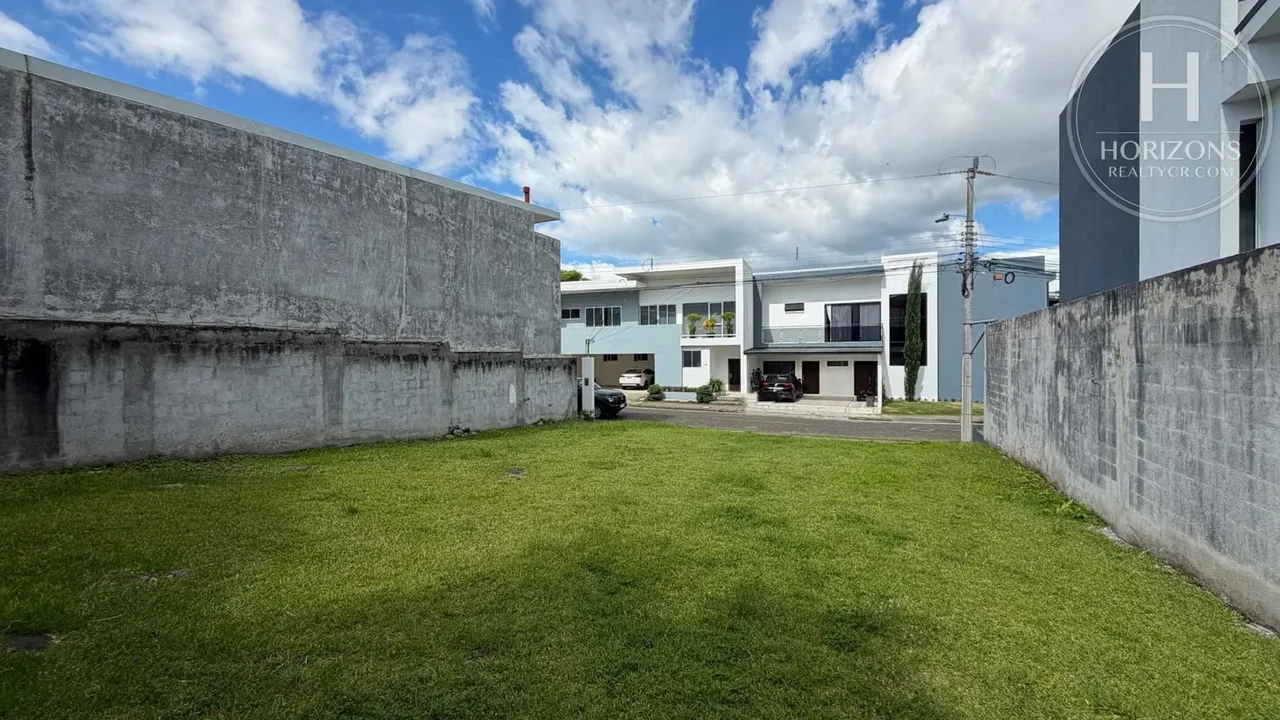Área del terreno: 252 m² – Lote plano – Construcción libre hasta 4 niveles – Sin vecinos al frente – Servicios disponibles, photo 5