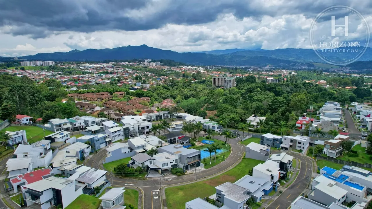 Área del terreno: 252 m² – Lote plano – Construcción libre hasta 4 niveles – Sin vecinos al frente – Servicios disponibles, photo 8