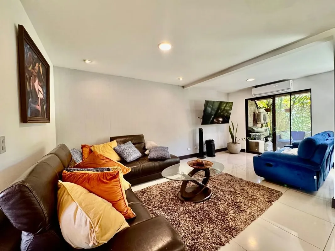 Residencia esquinera de tres niveles situada en un condominio con amenidades estilo resort en Brasil de Santa Ana.
