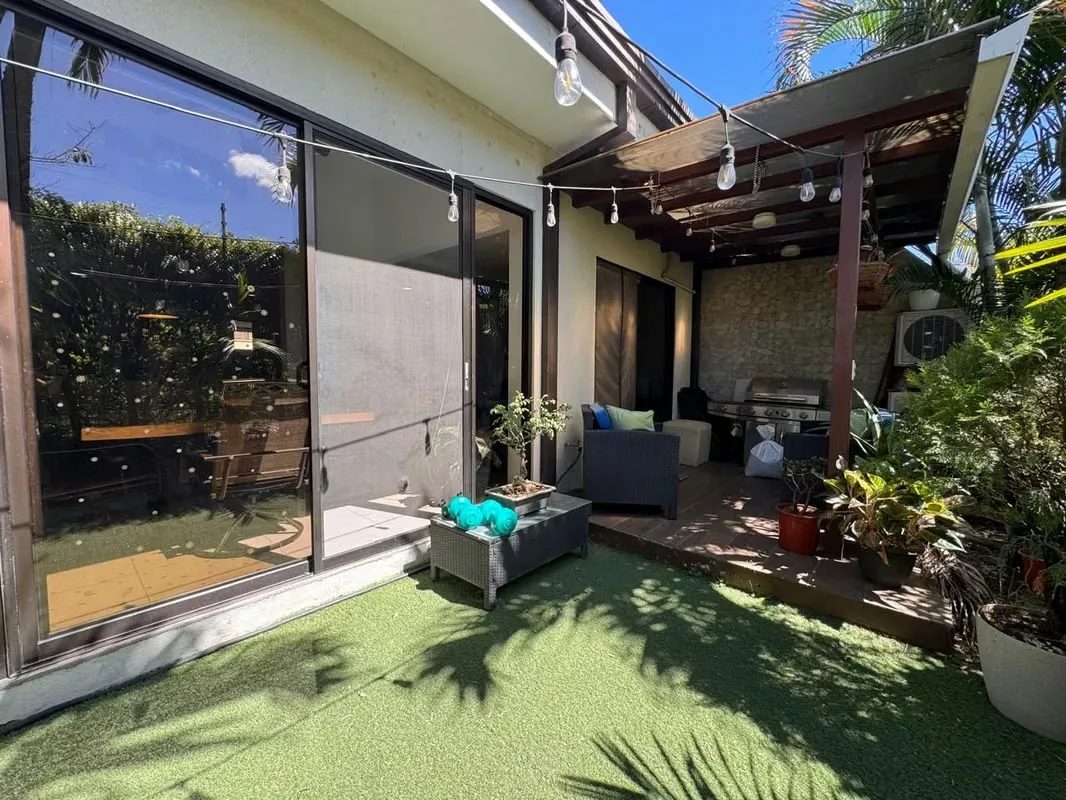 Residencia esquinera de tres niveles situada en un condominio con amenidades estilo resort en Brasil de Santa Ana., photo 2