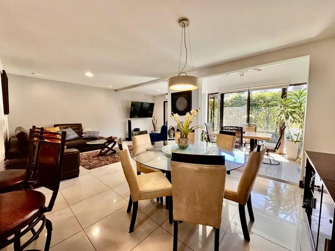 Residencia esquinera de tres niveles situada en un condominio con amenidades estilo resort en Brasil de Santa Ana., photo 3