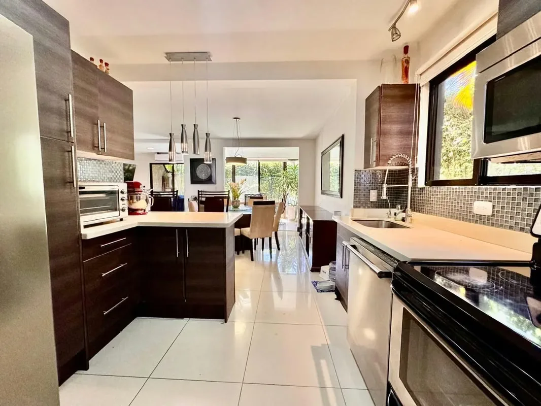 Residencia esquinera de tres niveles situada en un condominio con amenidades estilo resort en Brasil de Santa Ana., photo 4