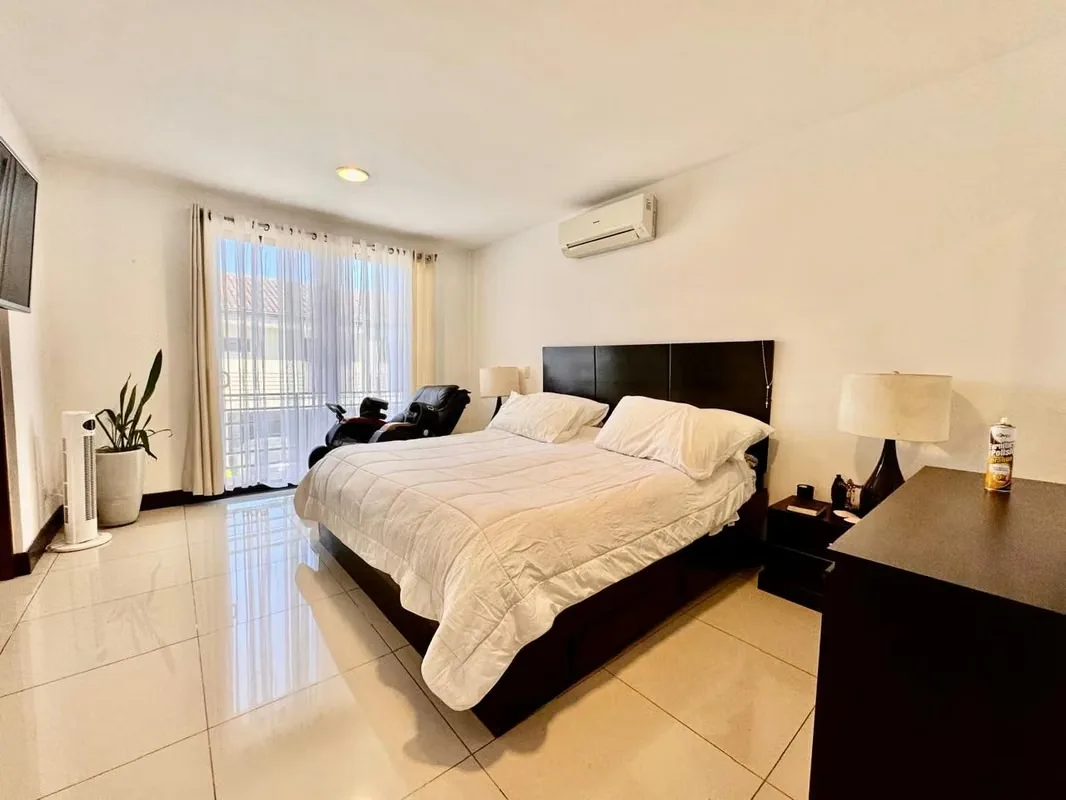 Residencia esquinera de tres niveles situada en un condominio con amenidades estilo resort en Brasil de Santa Ana., photo 5