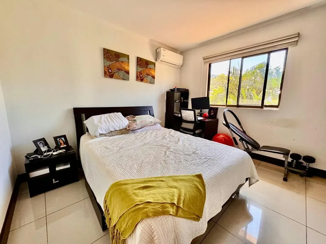 Residencia esquinera de tres niveles situada en un condominio con amenidades estilo resort en Brasil de Santa Ana., photo 6
