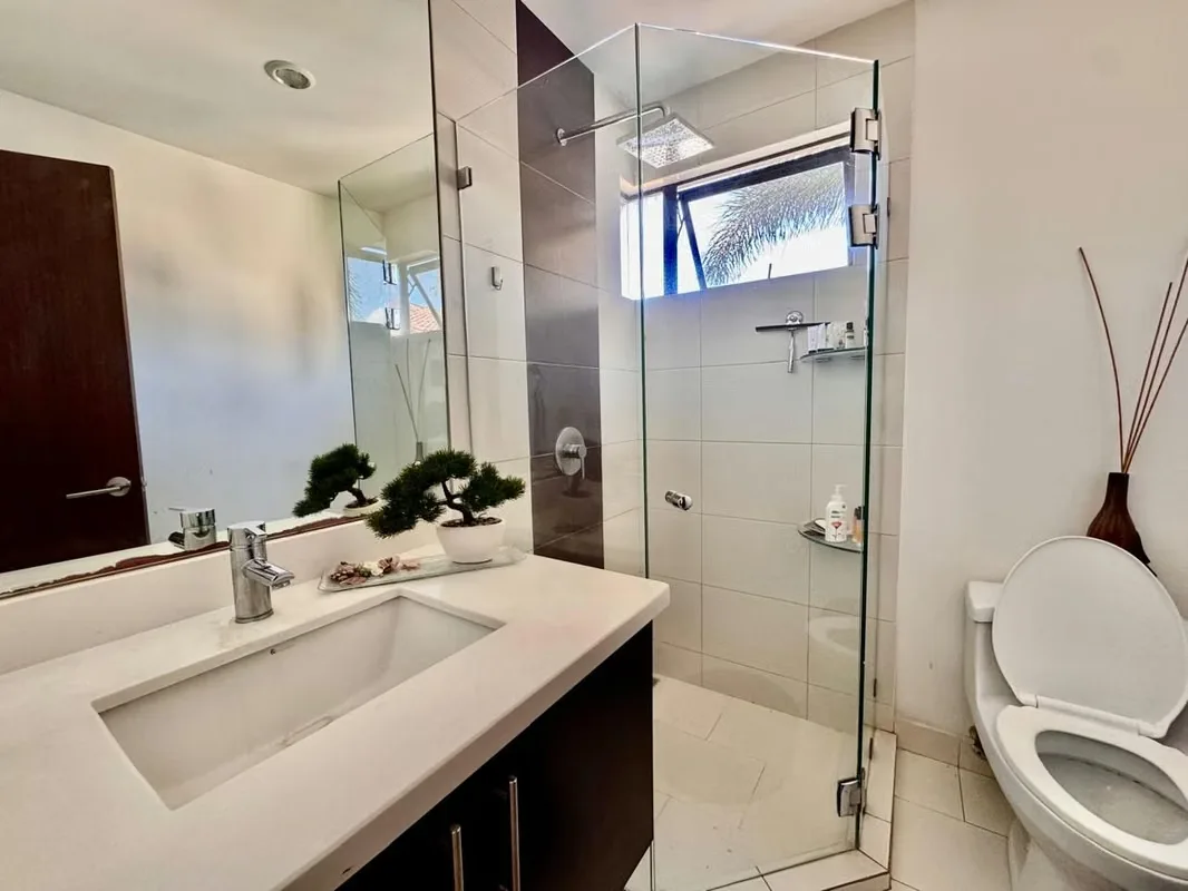 Residencia esquinera de tres niveles situada en un condominio con amenidades estilo resort en Brasil de Santa Ana., photo 7
