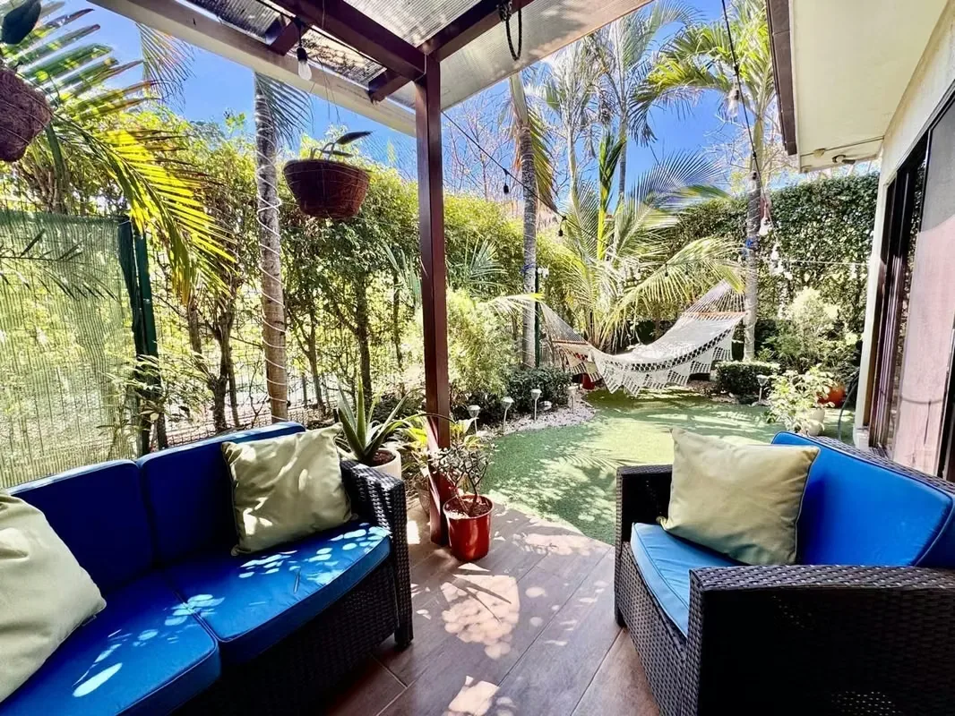 Residencia esquinera de tres niveles situada en un condominio con amenidades estilo resort en Brasil de Santa Ana., photo 10