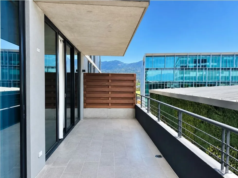 Experimenta el estilo de vida de tus sueños en este lujoso apartamento en Escazú Village, un desarrollo ...