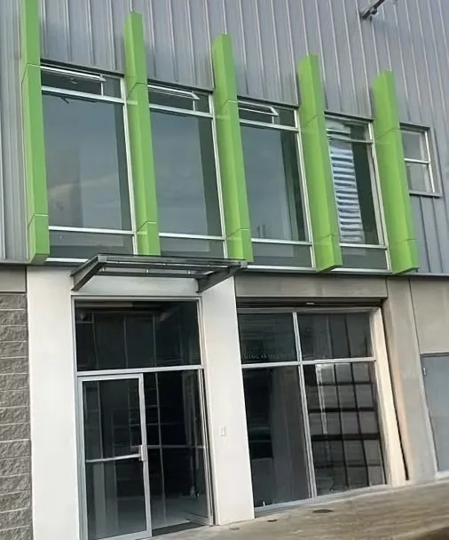 Segundo piso. 100mts2 area libre con piso, electricidad, a/c. Recepcion 20mts2, oficina 10mts2, baños.