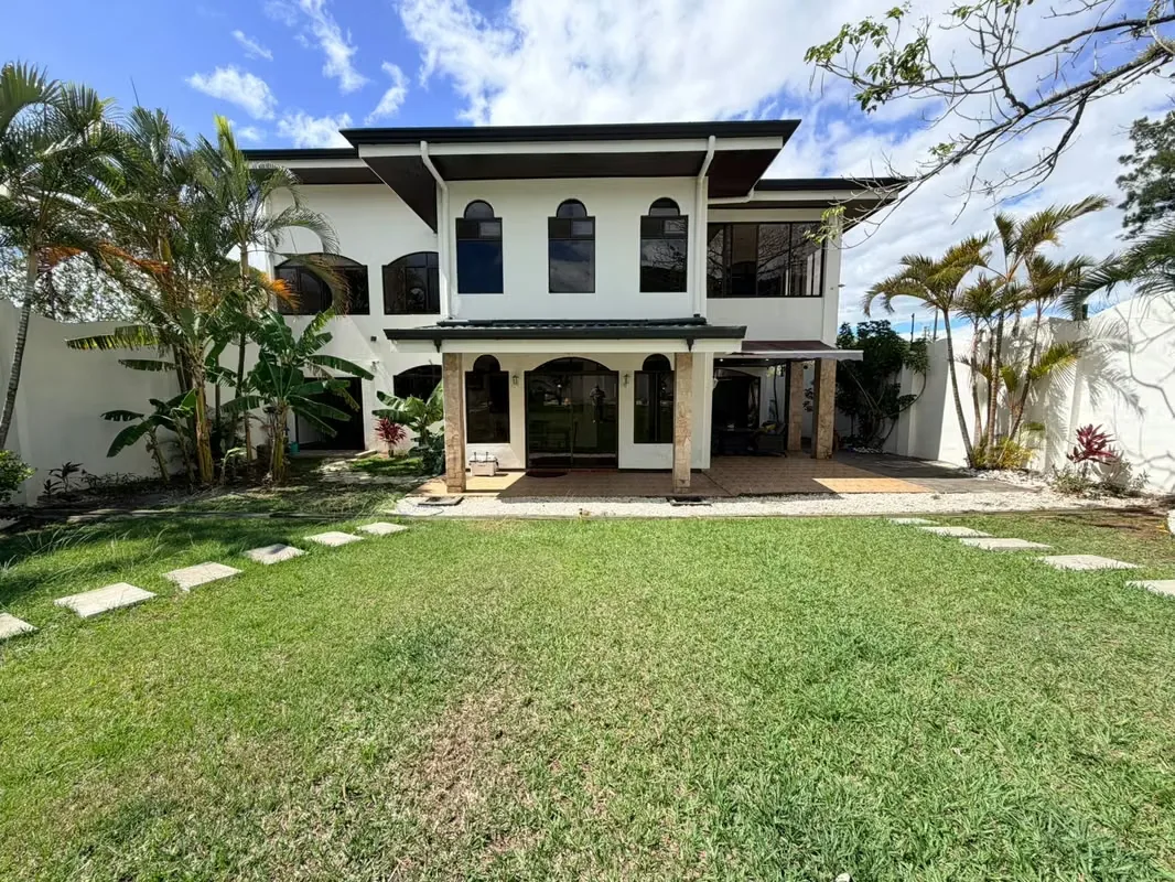 Piscina privada + rancho + enorme jardín + parqueo para 7 carros