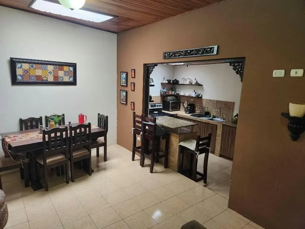 1- Casa con apartamento ,ubicada en Maria Auxiliadora Heredia cerca del centro, casa con 3 ...
