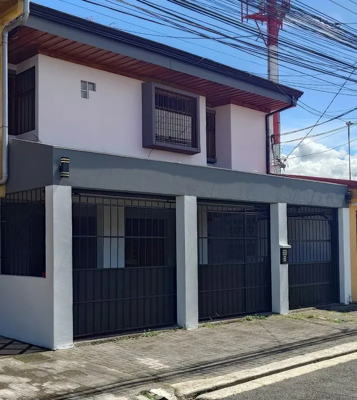 First floor apartment, two bedrooms with their respective closet, full bathroom with bathtub, living room, dining room, kitchen, battery room, ceramic finishes and fine wood. Hot water ...
