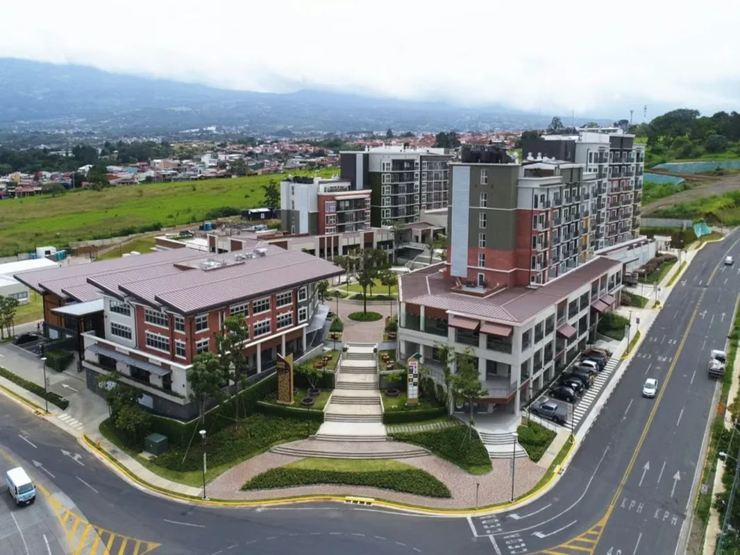Este apartamento, se ubica en el precioso Condominio Santa Verde, en la zona de Ulloa, en Heredia. Se trata de una combinación residencial y comercial muy innovadora.