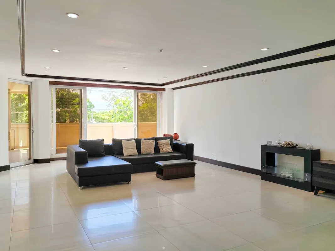 Espacioso y elegante, este apartamento ofrece el máximo confort con finos acabados y una amplia terraza privada. Ideal para familias o profesionales que buscan lo mejor en ubicación, ...