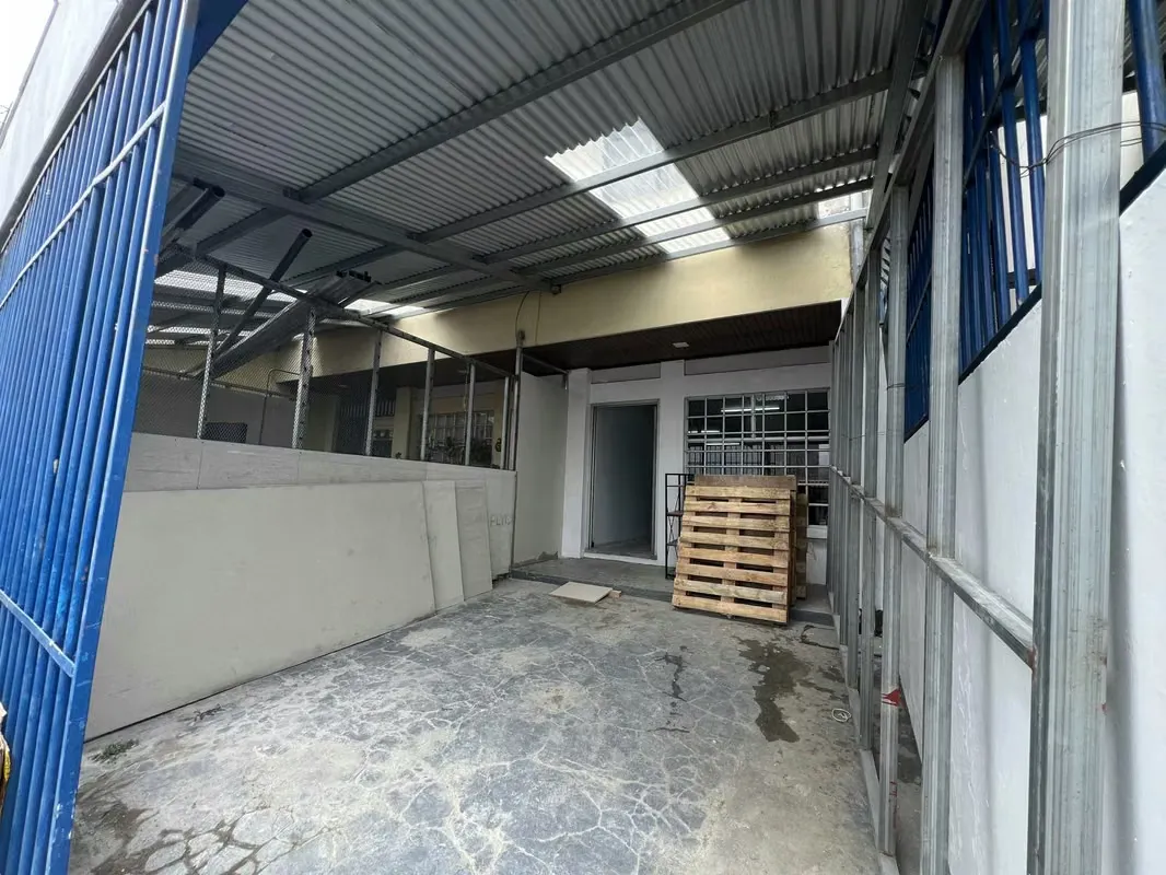Local comercial sobre una calle de alto Tránsito a 200 metros al Este del Liceo Vicente Lachnner, tiene una excelente exposición con area de Parqueo y una isla para que los carros se ..., photo 2