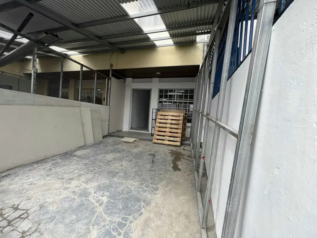 Local comercial sobre una calle de alto Tránsito a 200 metros al Este del Liceo Vicente Lachnner, tiene una excelente exposición con area de Parqueo y una isla para que los carros se ..., photo 3