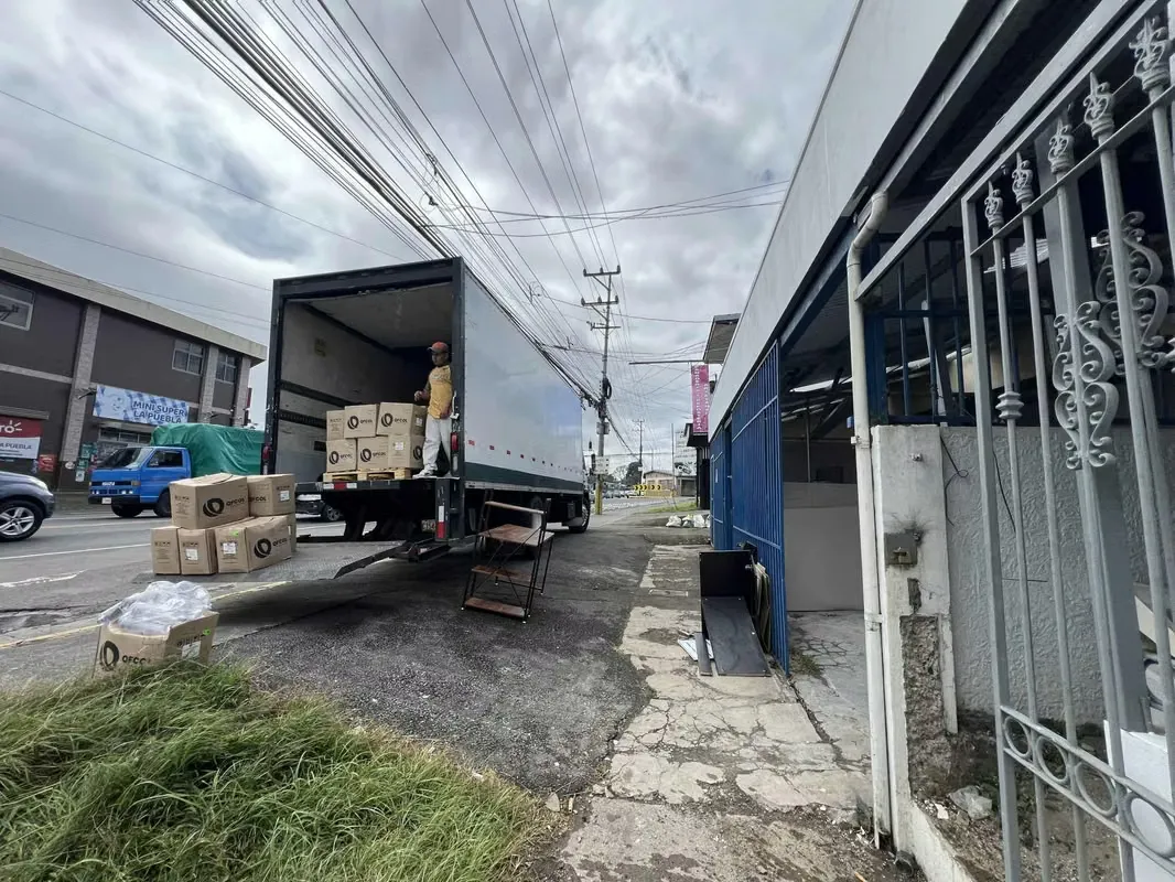Local comercial sobre una calle de alto Tránsito a 200 metros al Este del Liceo Vicente Lachnner, tiene una excelente exposición con area de Parqueo y una isla para que los carros se ..., photo 6