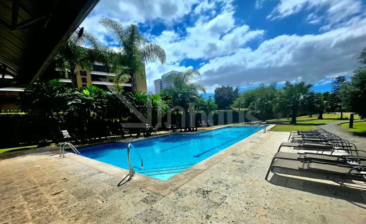 Situado en el noveno piso, este apartamento ofrece ventilación natural, privacidad y vistas despejadas, integrándose en un condominio de alta plusvalía con seguridad 24/7., photo 2