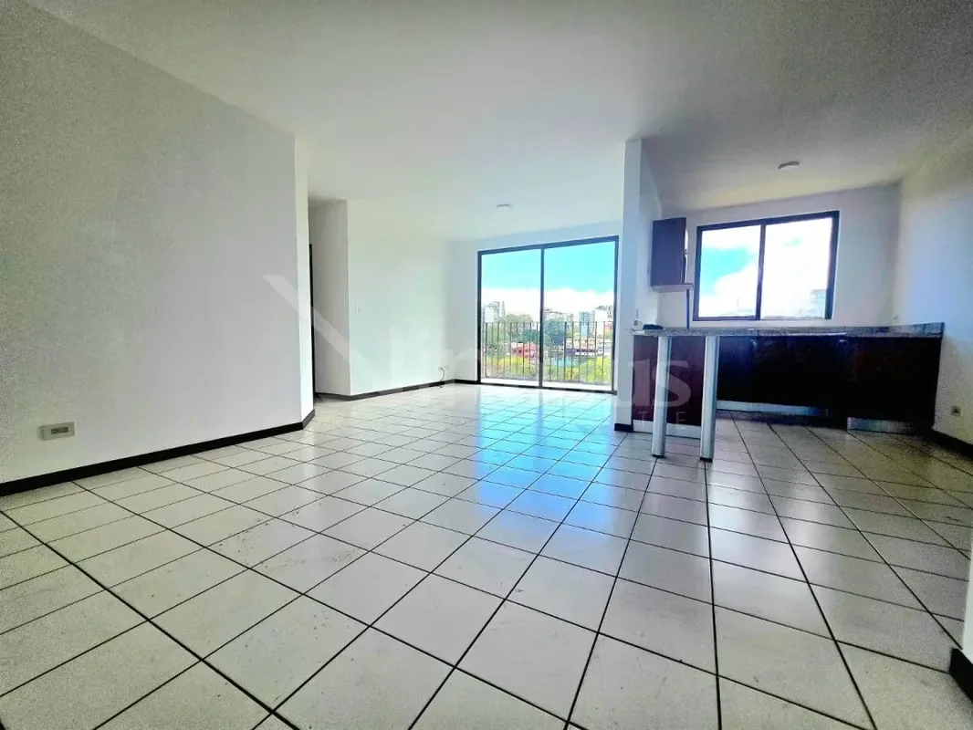 Situado en el noveno piso, este apartamento ofrece ventilación natural, privacidad y vistas despejadas, integrándose en un condominio de alta plusvalía con seguridad 24/7., photo 3