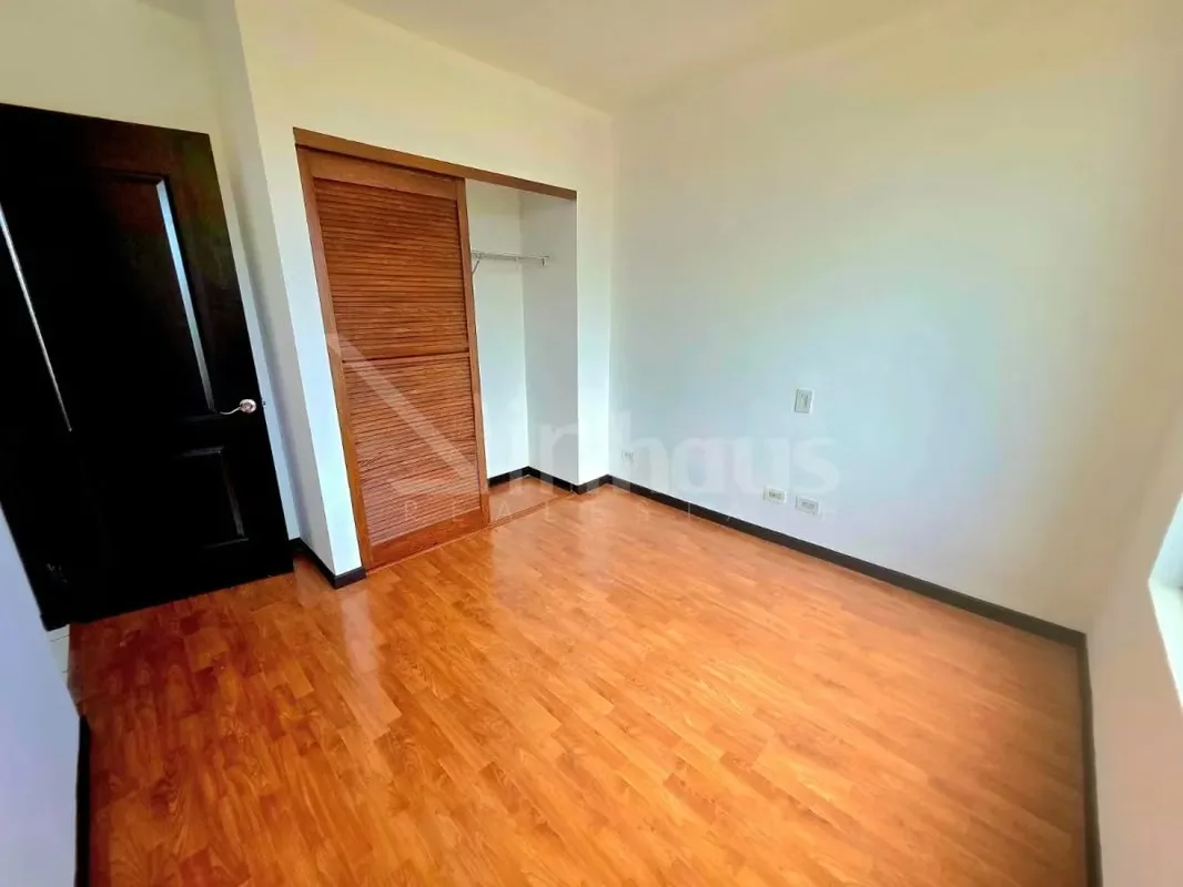 Situado en el noveno piso, este apartamento ofrece ventilación natural, privacidad y vistas despejadas, integrándose en un condominio de alta plusvalía con seguridad 24/7., photo 4