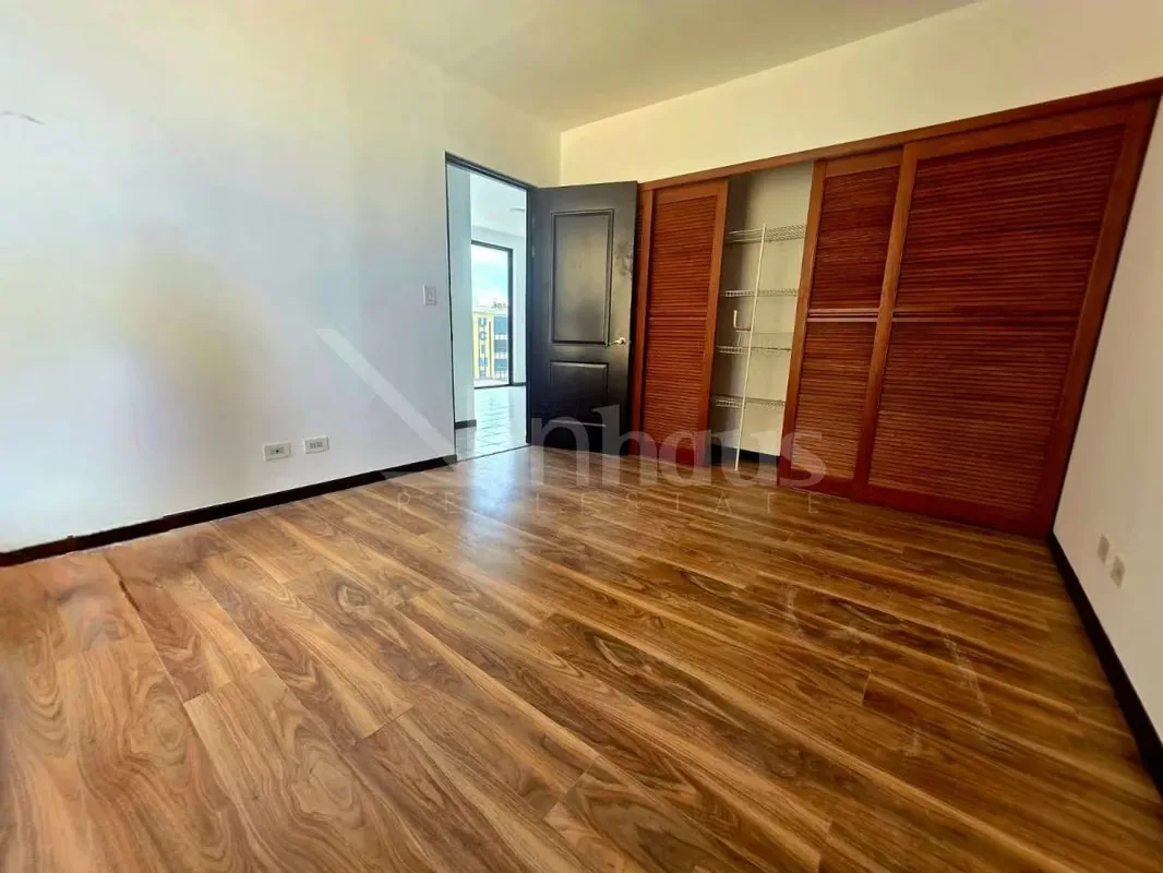 Situado en el noveno piso, este apartamento ofrece ventilación natural, privacidad y vistas despejadas, integrándose en un condominio de alta plusvalía con seguridad 24/7., photo 5