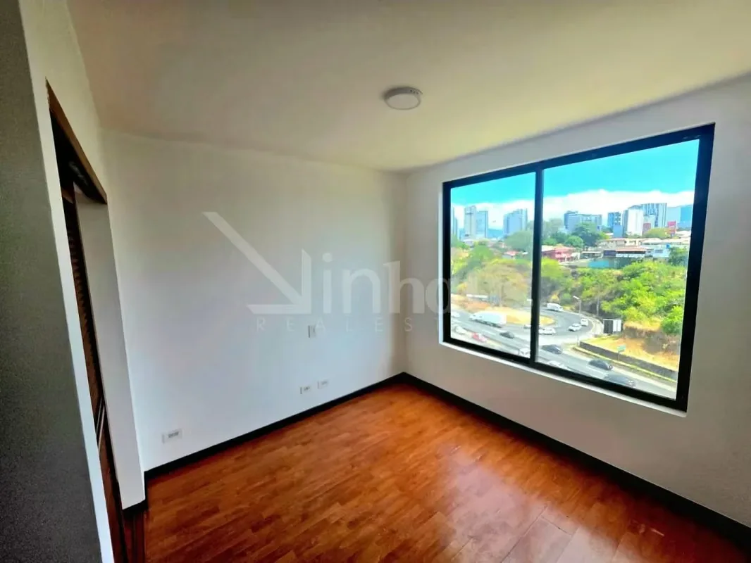 Situado en el noveno piso, este apartamento ofrece ventilación natural, privacidad y vistas despejadas, integrándose en un condominio de alta plusvalía con seguridad 24/7., photo 6