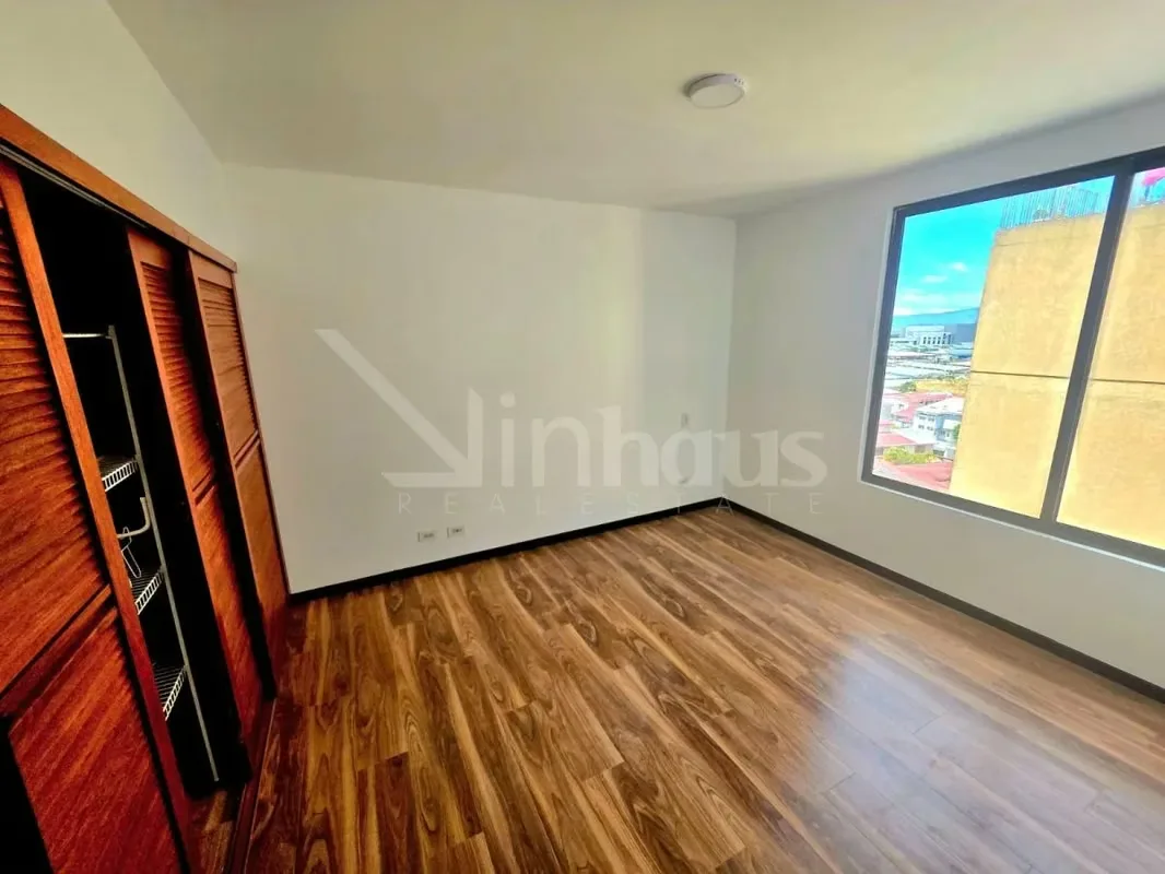 Situado en el noveno piso, este apartamento ofrece ventilación natural, privacidad y vistas despejadas, integrándose en un condominio de alta plusvalía con seguridad 24/7., photo 7