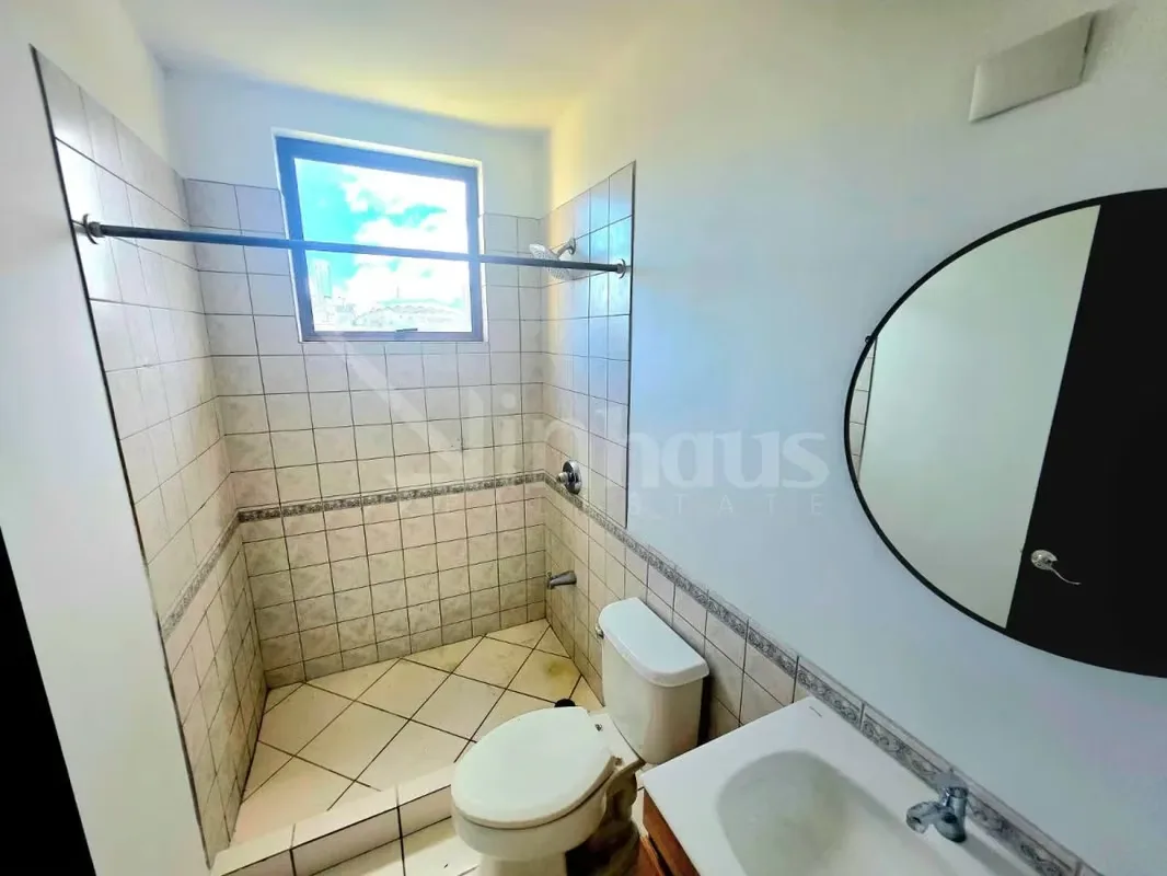 Situado en el noveno piso, este apartamento ofrece ventilación natural, privacidad y vistas despejadas, integrándose en un condominio de alta plusvalía con seguridad 24/7., photo 8
