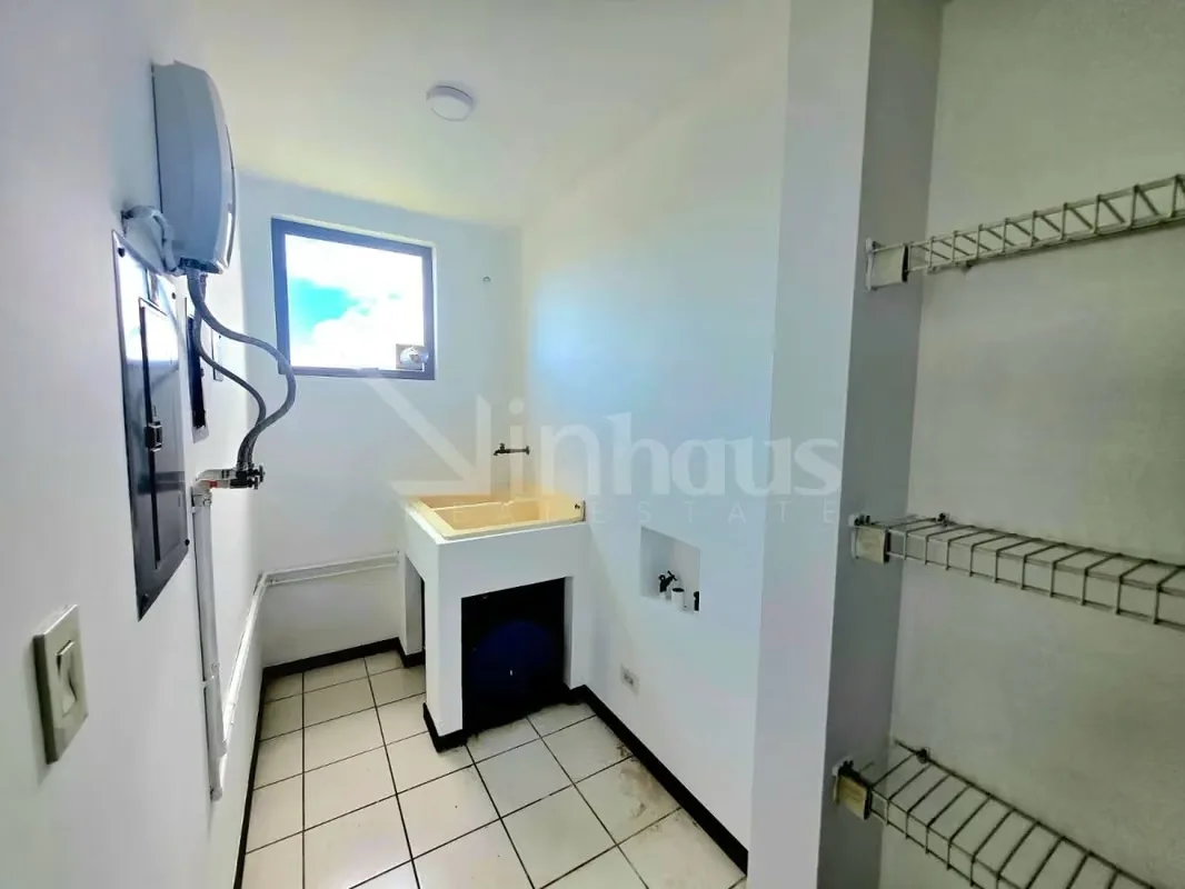 Situado en el noveno piso, este apartamento ofrece ventilación natural, privacidad y vistas despejadas, integrándose en un condominio de alta plusvalía con seguridad 24/7., photo 9