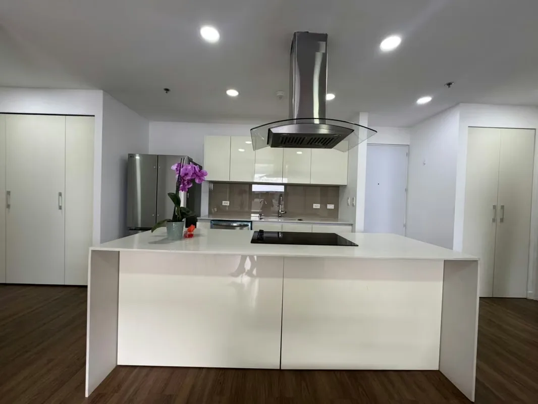 Apartamento amueblado en torre exclusiva de Escazú 