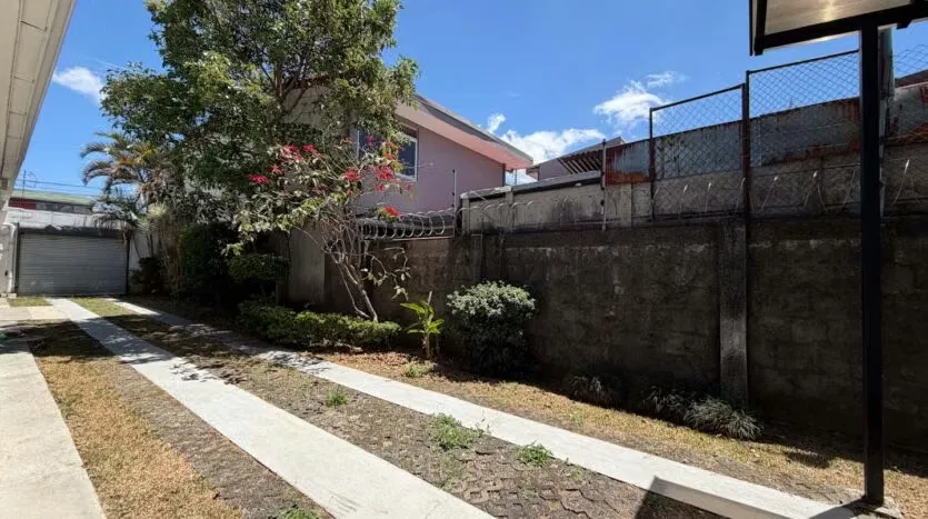 Sale of Building with Spacious Parking and Strategic Location, photo 2