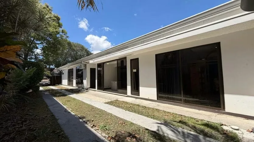 Sale of Building with Spacious Parking and Strategic Location, photo 5