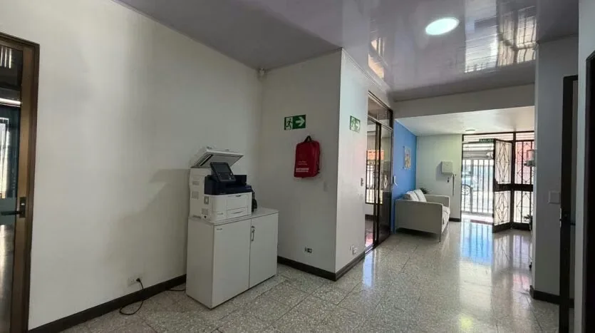 Sale of Building with Spacious Parking and Strategic Location, photo 6