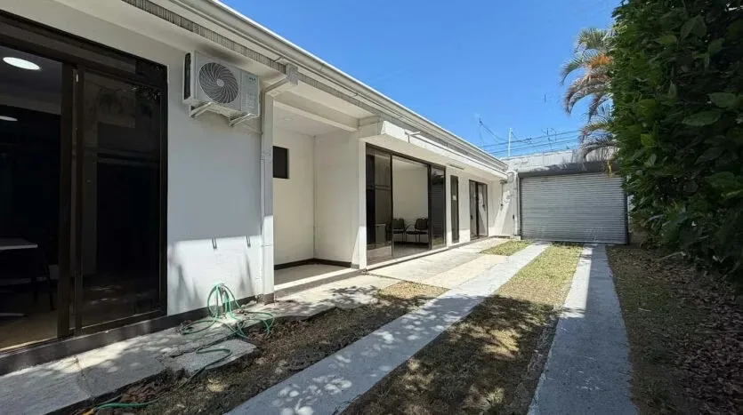 Sale of Building with Spacious Parking and Strategic Location, photo 8