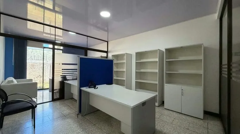 Sale of Building with Spacious Parking and Strategic Location, photo 9