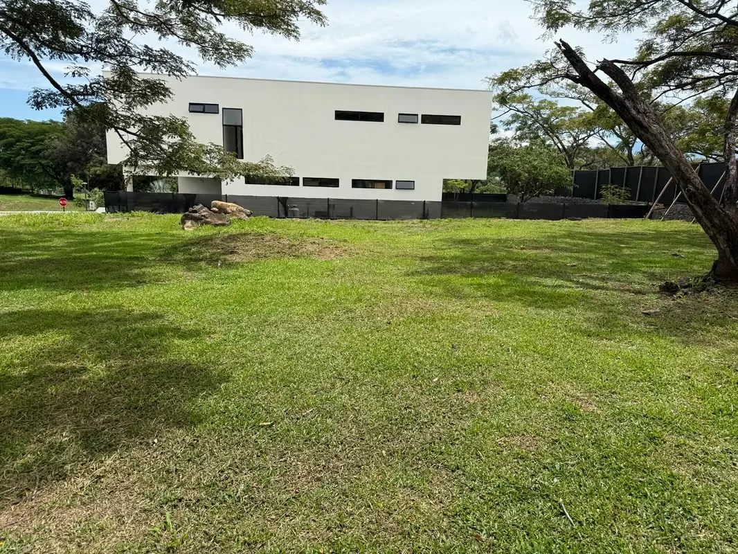 SE VENDE bonito lote residencial en Condominio Hacienda Espinal en San Rafael de Alajuela.