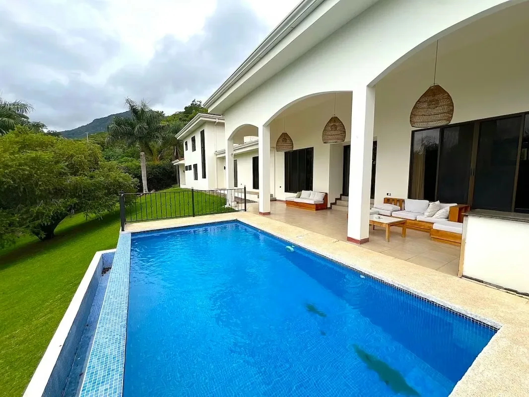Disfruta de una espectacular residencia de 1,000 m², ubicada en casi 4,000 m² de jardines tropicales privados, con piscina y hermosas vistas al Valle Central.