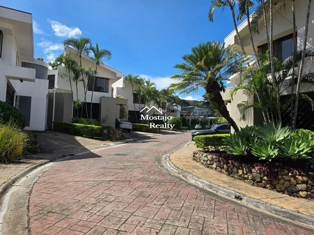 Cuarto de Servicio, excelente ubicación, 4 parqueos, Condominio muy cerca del Country Club de San Rafael de Escazú